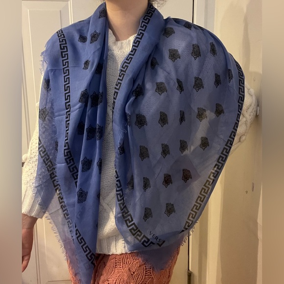 NEW VERSACE blue Medusa Greca Large silk mix shawl scarf - Picture 3 of 15